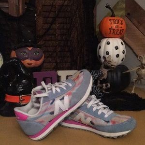Girls New Balance shoes worn 3-4 times! Like new!!